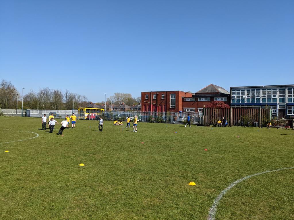 PEcoSchools's tweet photo. Lovely day in Costa Del St Helens for some Rugby League... 1v1 and 2v2 πβοΈπ @QueensCoEURC @CommunitySaints @Saints1890 @TheRFL @PilksRecsARLFC #RugbyLeague #GetThemPlaying #GameSenseApproach https://t.co/1ax4DNrBOw