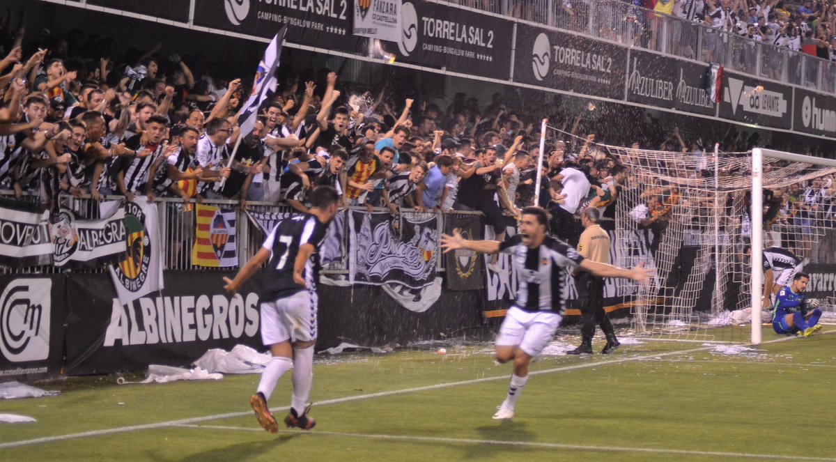1922___cdcs's tweet photo. Adivinen que foto es en tercera división y que foto es en champions league.#LaPasionNoSeCompra https://t.co/F9A0O8uU2q