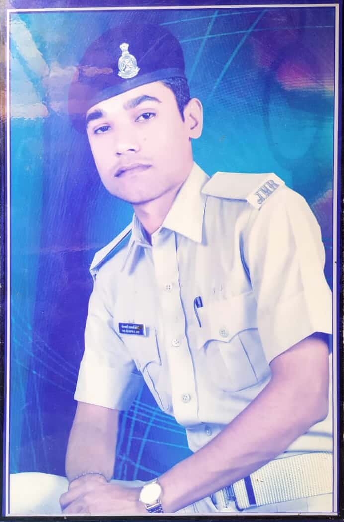 ashishbhatiaips's tweet photo. Sad to learn about the demise of Mohanbhai Ramabhi solanki HC Devbhoomi Dwarka dist.he was a true Covid warrior.may almighty God give strength to the family to bear this loss.Gujarat police stands by the family in this moment of sorrow.may his soul rest in peace. https://t.co/sPOTHHcbCg