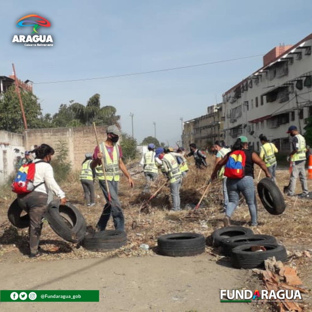 #19Abr Cumpliendo instrucciones del Gdor <a href="/R_MarcoTorres/">Rodolfo Marco Torres</a> cuadrillas de <a href="/Fund_Aragua/">FundAragua</a> ejecutan labores de mantenimiento, en la Comunidad Los Bloques de San Rafael lateral Torre 6 y 7 de la Parroquia Pedro José Ovalles #Aragua

<a href="/Mary_RomeroP/">EP</a> 
<a href="/AlcaldePedroB/">Pedro Bastidas</a>

#AbrilDeFuegoPatrio