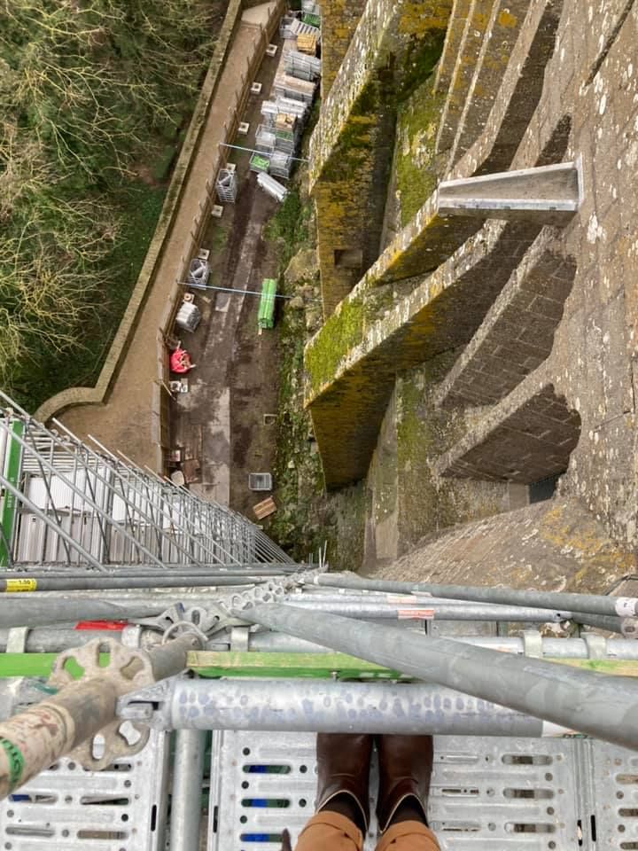 🚧 Des travaux exceptionnels ont été lancés fin 2020 à l’abbaye du #MontSaintMichel, dont la dernière restauration remonte au XIXe siècle ! 😮
L’une des particularités du chantier ? La plupart des matériaux sont héliportés ! 🚁
abbaye-mont-saint-michel.fr