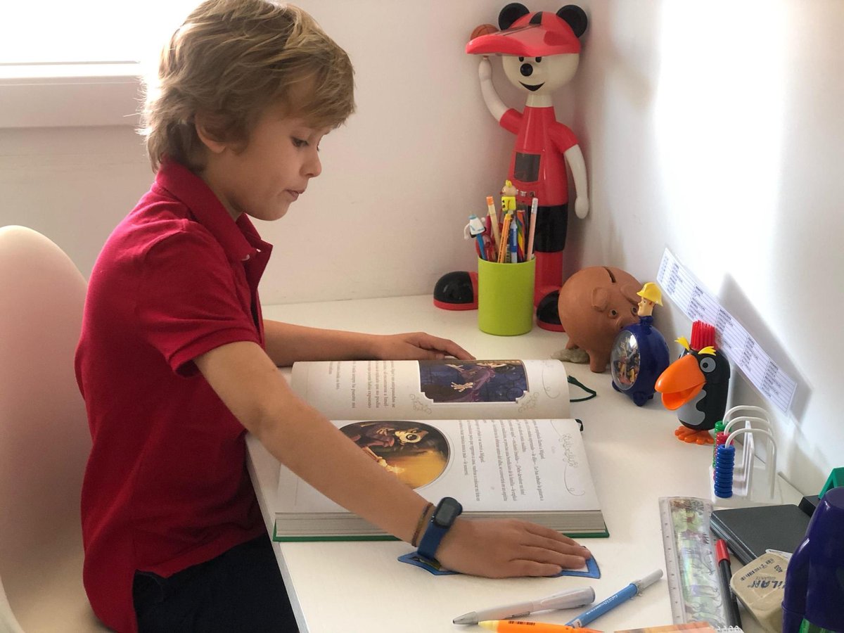 ElDioce's tweet photo. Y seguimos hablando de libros y de lectura.En esta ocasión mostramos el rincón de lectura favorito de Pablo, alumno de 3º EP @ElDioce Todos los ingredientes para que leer sera un placer: un buen libro y un bonito entorno.
Pablo gracias por tu fotografía. #DiaDelLibro #retolector https://t.co/5ExkDCKol7