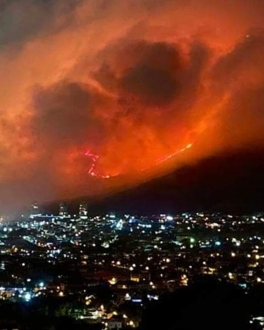 RAE_chil's tweet photo. Praying for the evacuated UCT students, evacuated residents, animals, and the firefighters who have been working day and night to fight off this powerful fire in Cape Town.

I'm just sad man. 
#capetownfire #capetownfires 

photocred: unknown https://t.co/wFdVcDjADA