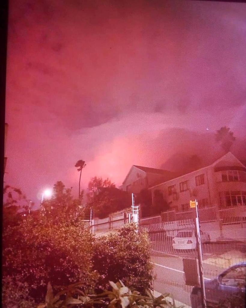 RAE_chil's tweet photo. Praying for the evacuated UCT students, evacuated residents, animals, and the firefighters who have been working day and night to fight off this powerful fire in Cape Town.

I'm just sad man. 
#capetownfire #capetownfires 

photocred: unknown https://t.co/wFdVcDjADA