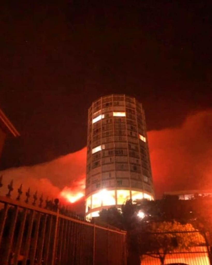 RAE_chil's tweet photo. Praying for the evacuated UCT students, evacuated residents, animals, and the firefighters who have been working day and night to fight off this powerful fire in Cape Town.

I'm just sad man. 
#capetownfire #capetownfires 

photocred: unknown https://t.co/wFdVcDjADA