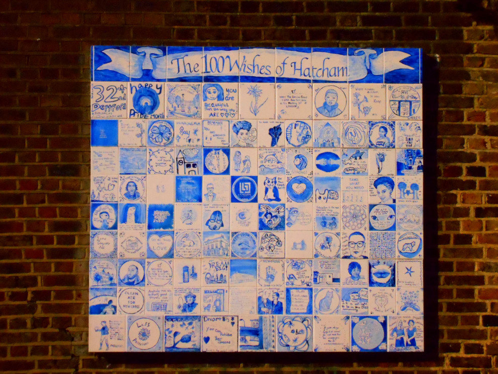 MurrayBirrellUK's tweet photo. One of our surveyors spotted a 2m by 2m #streetart installation that gives out positive messages. In 2019, residents of #Hatcham, #NewCrossGate collaborated in #creativeworkshops to express their wishes and words of wisdom on 105 #DelftBlue #ceramictiles:
https://t.co/lwWS4BpMrM https://t.co/v9fP9iAMar