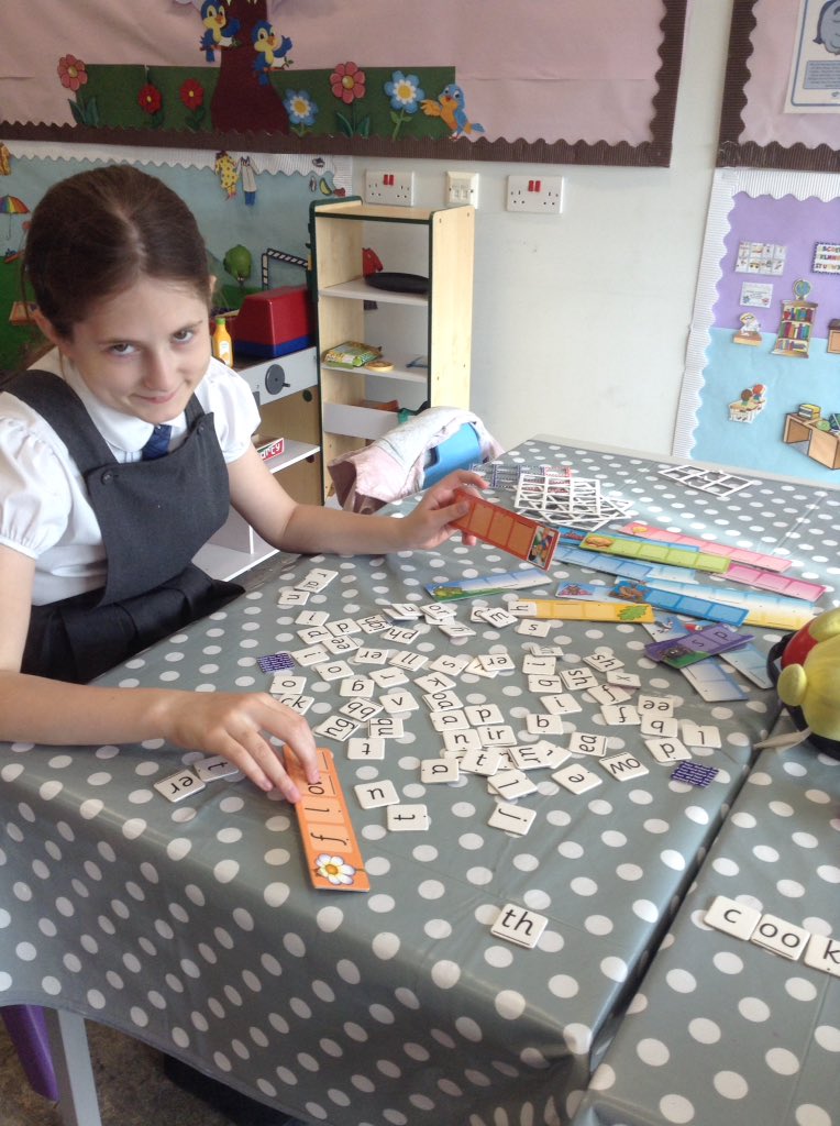MrAllenOPSLCSC's tweet photo. C &amp; O challenged Mrs Kerr to see who could make the most words using the letters from our match and spell game this morning 😊 Great spelling girls 👍⭐️ jennife94338778 @PrimaryOrchard https://t.co/ZbDBOA1qSa