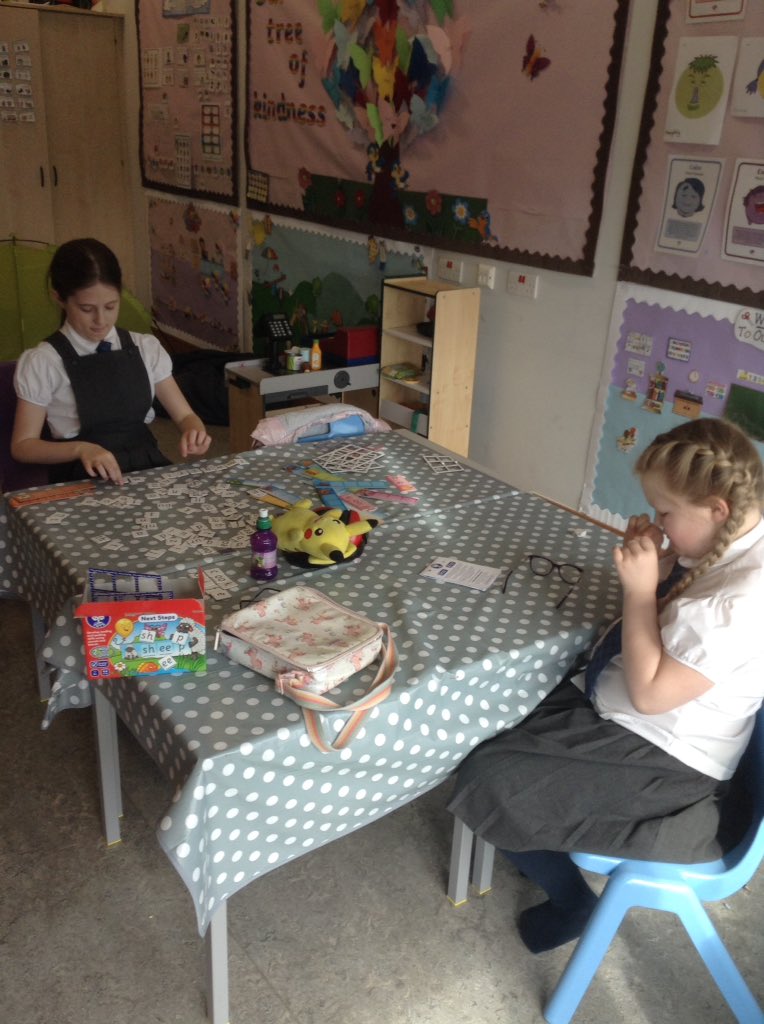 MrAllenOPSLCSC's tweet photo. C &amp; O challenged Mrs Kerr to see who could make the most words using the letters from our match and spell game this morning 😊 Great spelling girls 👍⭐️ jennife94338778 @PrimaryOrchard https://t.co/ZbDBOA1qSa