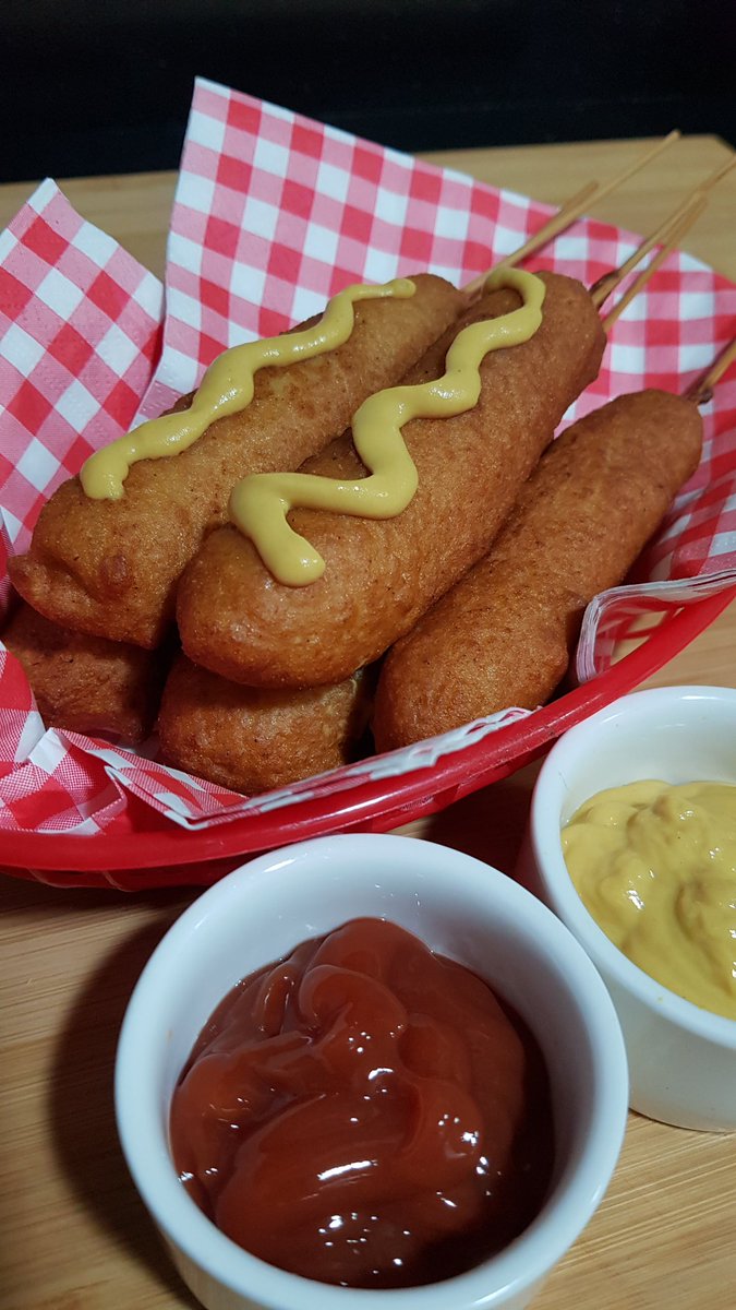 FlandePoster's tweet photo. Hola Flanes!!! Empezamos bien la semana con una nueva receta para la sección #FilmFoodFactory, unos ricos #CornDogs de la película #PrincesaPorSorpresa
Feliz Lunes y que aproveche!!!
#Receta #Frankfurt #Recipe #FlanDePoster https://t.co/pmV79qYXU6 https://t.co/Hrn8JbIvek