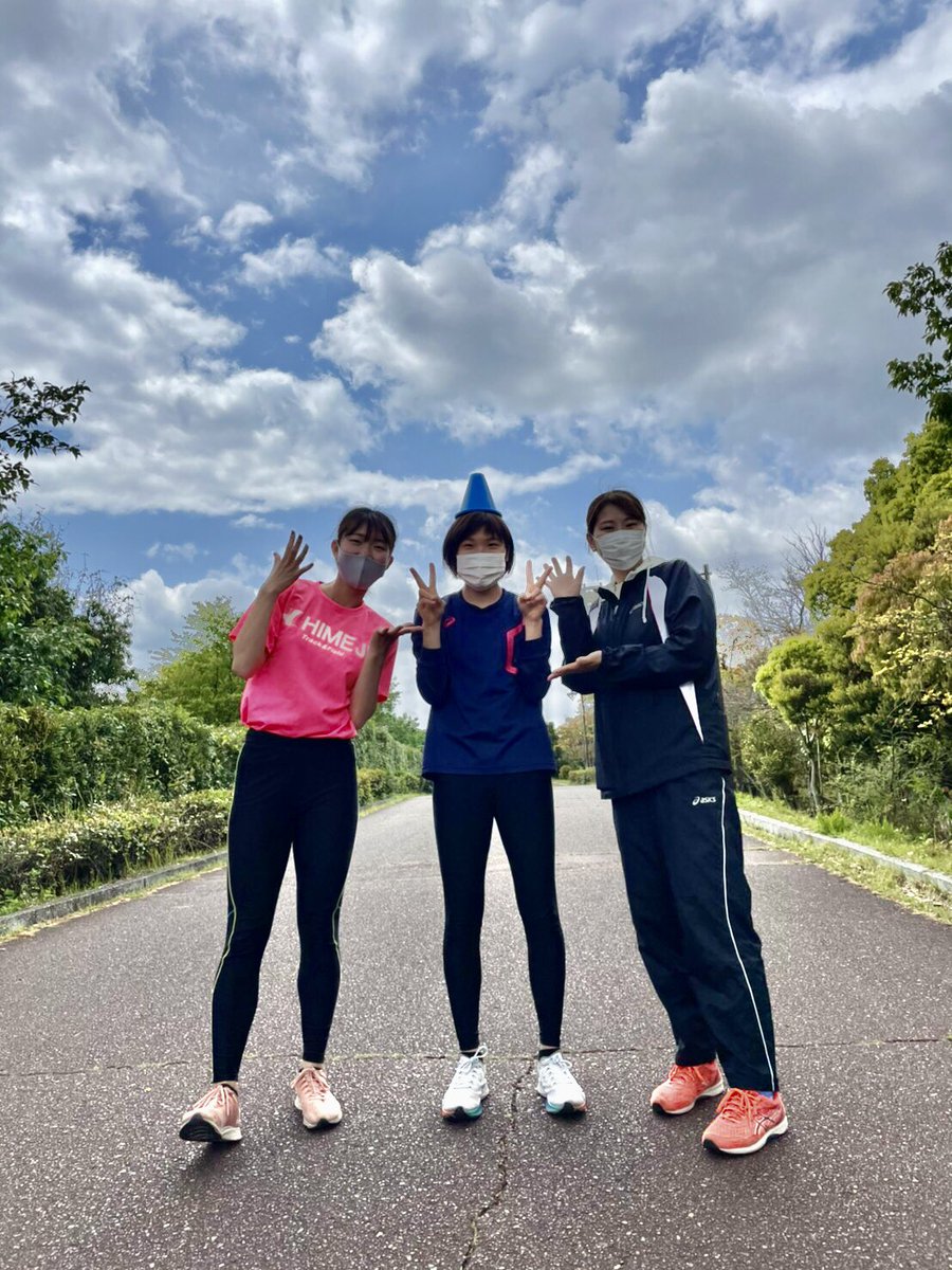 甲南大学 女子陸上競技部 新入生紹介 本日は経営学部の安田彩乃 写真真ん中 です 入学方法 スポーツ推薦 入部したきっかけ レベルの高い環境の中で練習できることや明るい雰囲気での練習に私もここで頑張りたいと思ったからです 今後の意気込み 甲南大学 女子陸上競技部 新入生紹介 本日は経営学部の安田彩乃 写真真ん中 です 入学方法 スポーツ推薦 入部したきっかけ レベルの高い環境の中で練習できることや明るい雰囲気での練習に私もここで頑張りたいと思ったからです 今後の意気込み