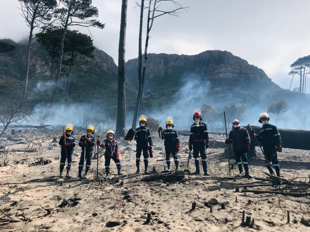 wo_fire's tweet image. Update: The Strand Team will be working from Rhodes Memorial and monitoring for any flare ups as windy weather continues to rage in the area. 

@UCT_news @CityofCT @VOCfm @eNCA @IOL @Tygerberg104fm @GoodHopeFM @SABCNews @environmentza
