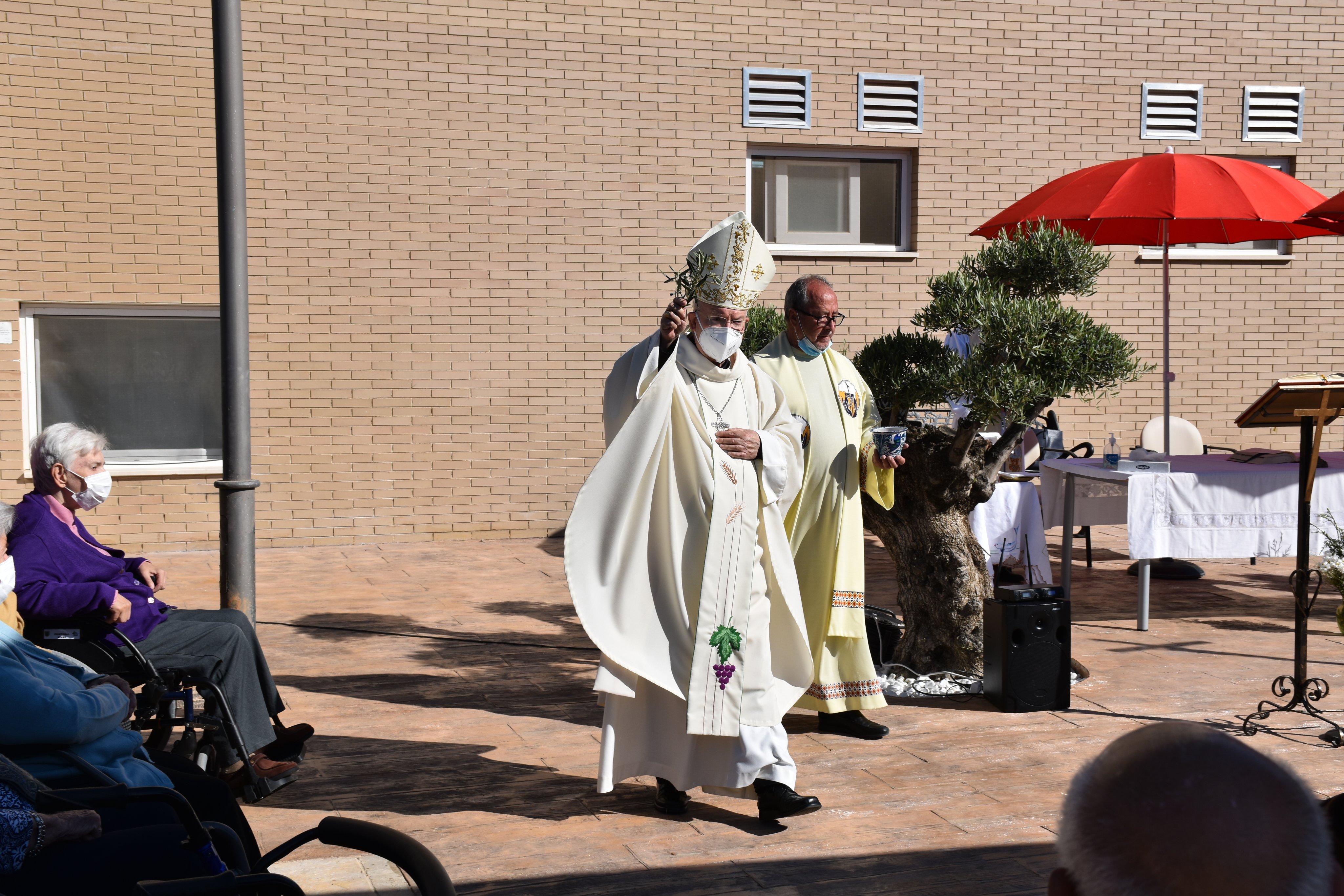 Don Amadeo Rodríguez bendiciendo