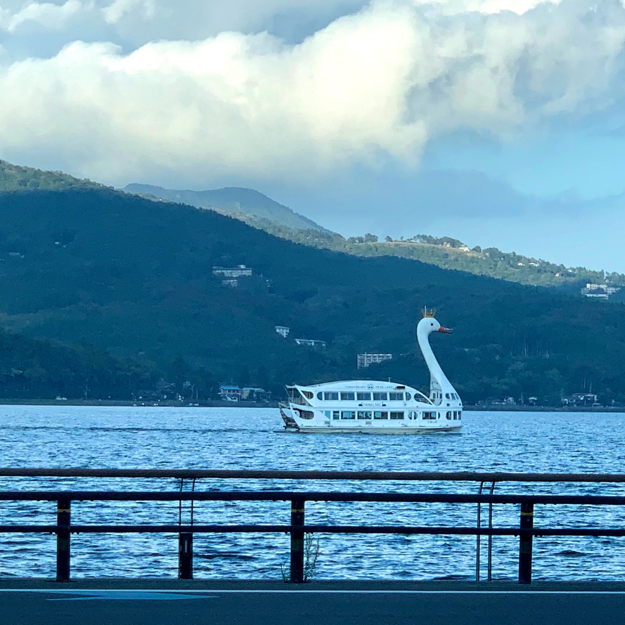 クラフトの里 ダラスヴィレッジ 山中湖の白鳥の遊覧船 山梨 山中湖 ダラスヴィレッジ ガラス 犬 手作り クラフト体験 富士山
