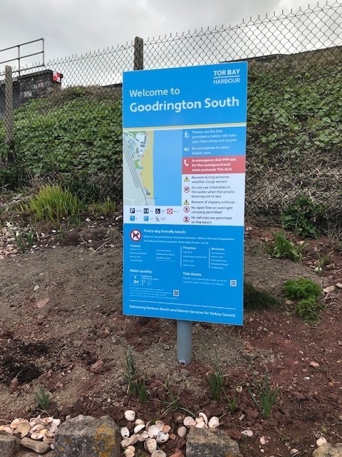 TorBayHarbour's tweet image. Over the last week we have put up new signs at several beach locations. 

The signs include a site map giving details and location of key services along with important safety information.

#Safey #Signage #TorBay