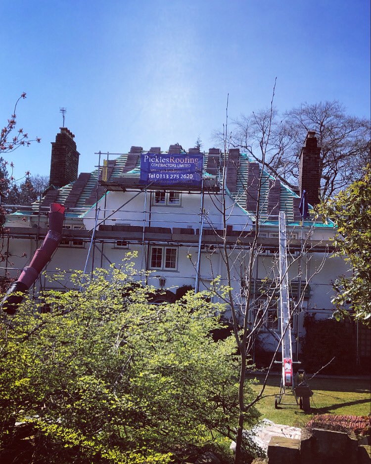 Busy day loading out, ready for tiling! #roofing #roof #leeds #adel #headingley #proctorroofshield #bumpahoist #hardwork #hardworkpaysoffs #sunnyday #leadwork #hardrow #slates #tiles