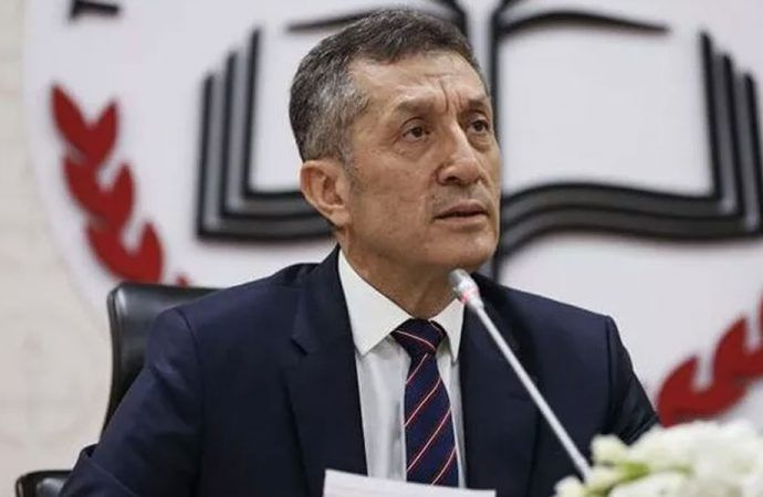 CemilProf's tweet photo. Sn. @ziyaselcuk,
 Vakalar 50-60 bin sularında iken, bir hafta boyunca tüm lise öğrencilerini bir okulda toplamak akıl karı değildir.
  
 Gelecekte vakalar 100 binlere çıktığında suçu başka yerlere atacaksınız.

  Gençler hastalanmak istemiyor.
#RiskAlmaSınavlarıİptalEt https://t.co/5pEb5f8SWJ