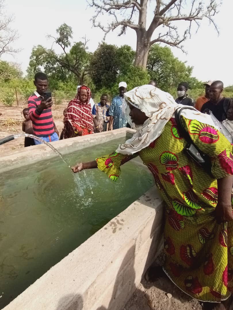 FranceauMali's tweet image. L’ONG « Sikida Yiriwa » accompagne les 👩🏽 et les jeunes de #Kolondieba dans la lutte contre la désertification et le changement climatique, avec l’appui de la 🇫🇷 (#PISCCA) ! Bravo à eux pour le démarrage de leurs activités avec l’aménagement d’une nouvelle aire de maraîchage ! 🌱