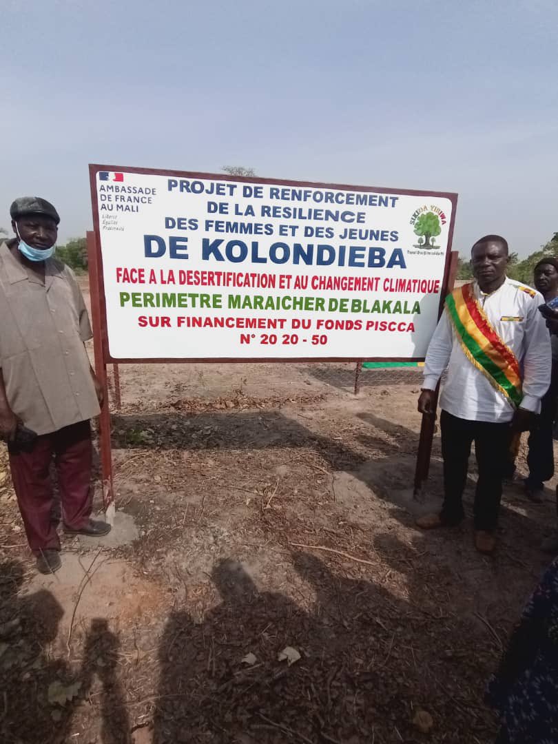 FranceauMali's tweet image. L’ONG « Sikida Yiriwa » accompagne les 👩🏽 et les jeunes de #Kolondieba dans la lutte contre la désertification et le changement climatique, avec l’appui de la 🇫🇷 (#PISCCA) ! Bravo à eux pour le démarrage de leurs activités avec l’aménagement d’une nouvelle aire de maraîchage ! 🌱