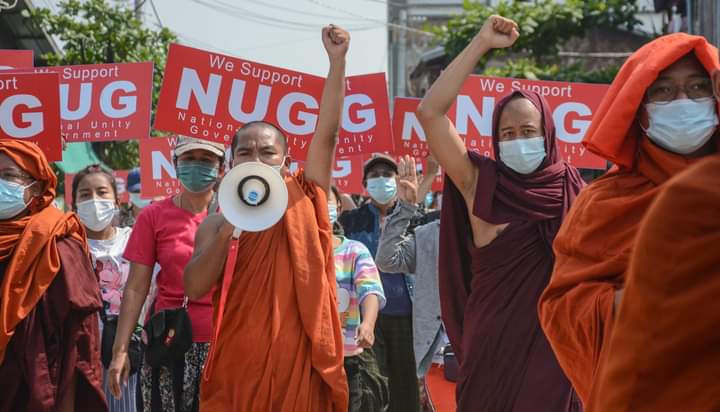 sfys_nn's tweet photo. Regular marching anti-Coup strike of Mandalay Sangha Maha Nayaka seen today on Apr19. Buddhist monks are also holding "We Support NUG" boards to show their support to National Unity Government @NUGMyanmar formed by @CrphMyanmar
#WhatsHappeningInMyanmar 
#Apr19Coup 
#WeSupportNUG https://t.co/IVHy1OJF4R