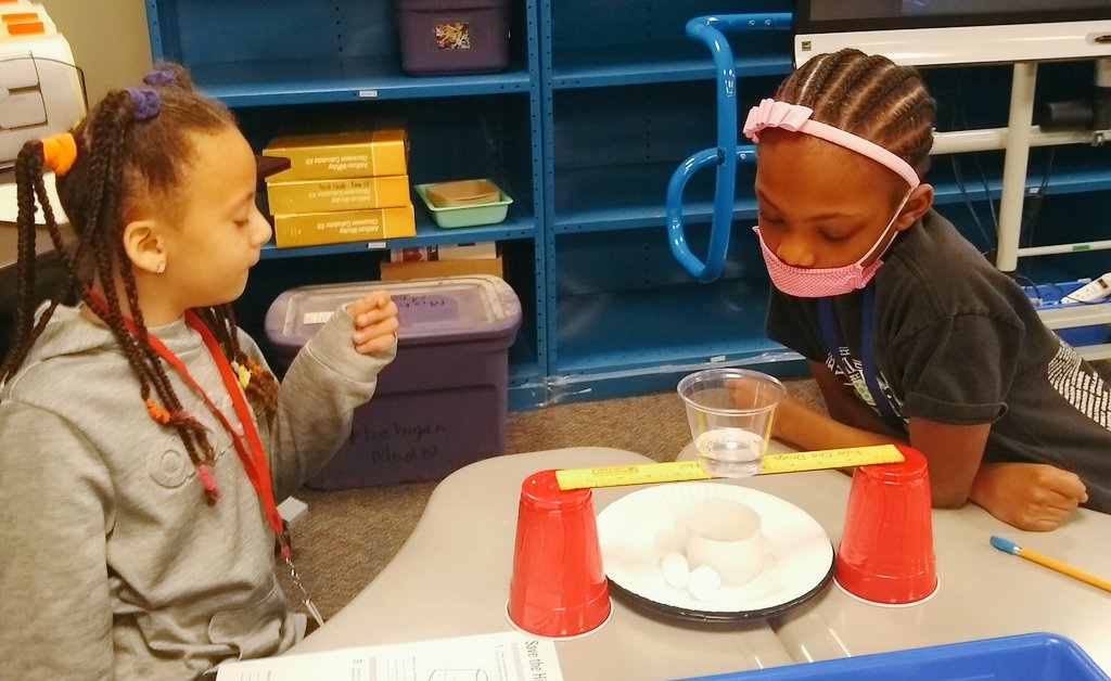 thequeen526's tweet photo. How can we stop erosion?  2nd graders explored how to stop water erosion on their sand hills in Stem.  @SyringDragons  @swartz_creek @JJanowak https://t.co/MnNahPnmLX