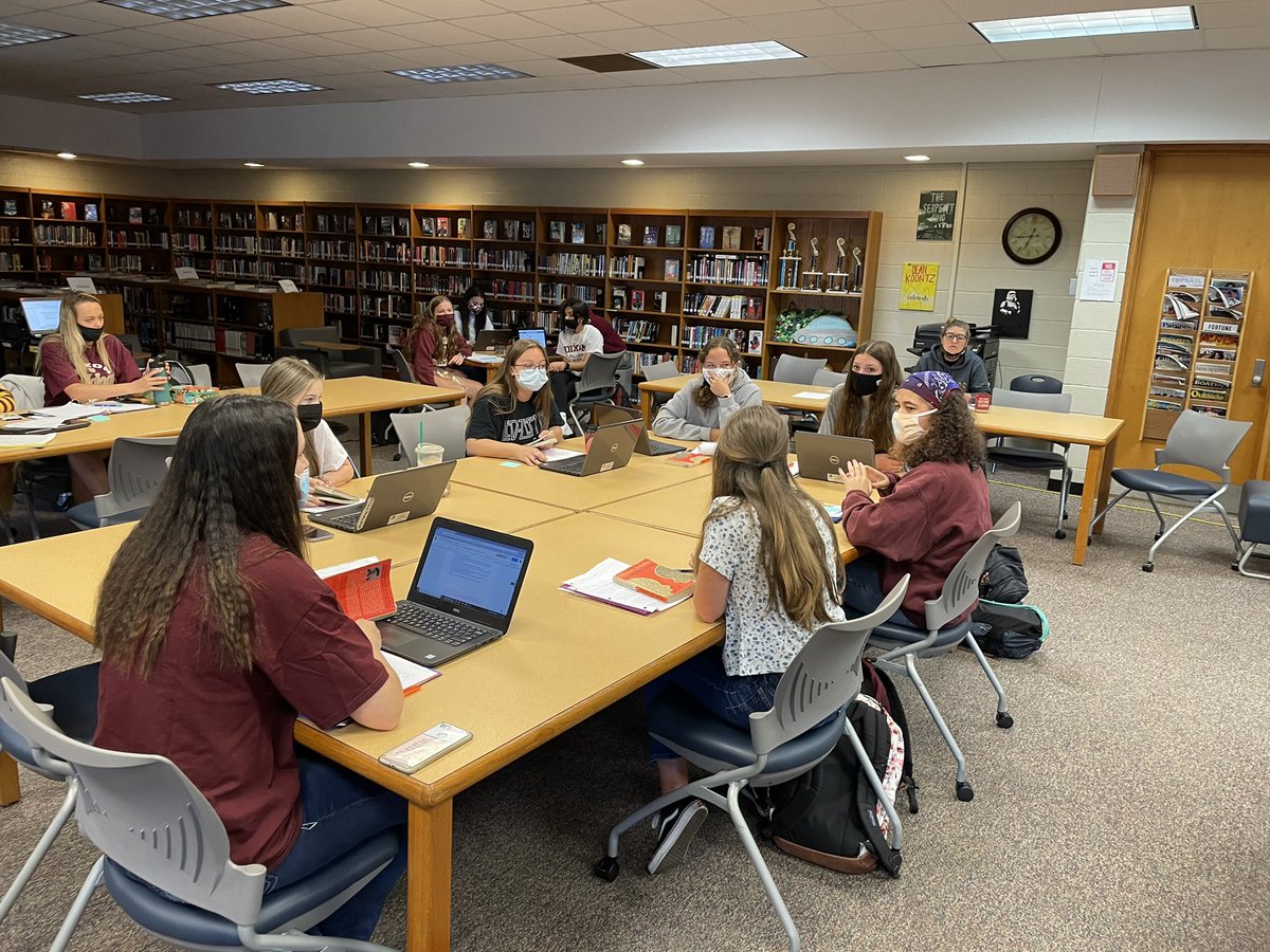 smmohr411's tweet photo. Listening to @ChristinaD3192 English class Socratic Seminar is inspiring! @Dixon_Bulldogs https://t.co/8t9EQuesTO