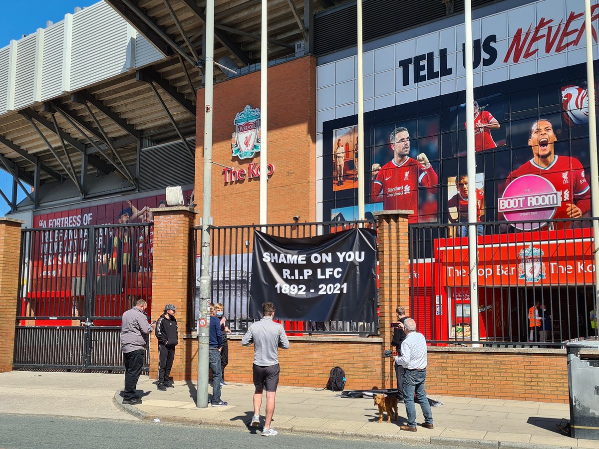 ESPNFC's tweet photo. Meanwhile, outside Anfield 👀

(via @TheRedmenTV) https://t.co/z4OthlgoCj