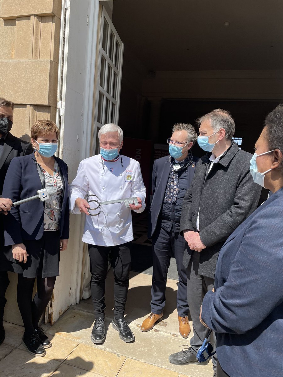 LacroixLaval's tweet photo. Remise des clés du château de Lacroix-Laval par @brunobernard_fr Président de @grandlyon à @ChefTetedoie Président du @CfaGastronomie 
Une nouvelle ère commence pour le château... https://t.co/lnTQtz4mAV