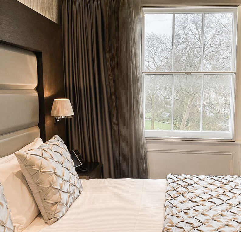 Modern design, tech-inspired, Hasten Beds, and without forgetting London's charm. Find our special offers, including a free mini-bar (yes really 😉), at: bit.ly/3uPvIUr 

#EcclestonSquareHotel #HotelLife #LondonHotels #HotelsofLondon #Hotels #LuxuryHotels #Hastens