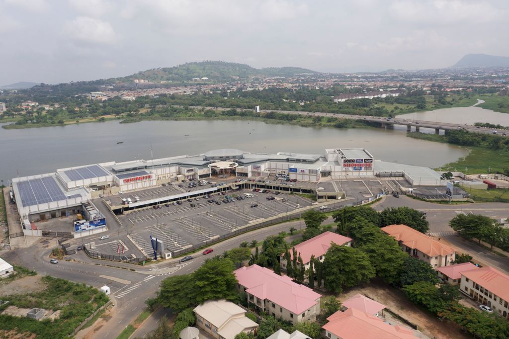 DamilolaSDG7's tweet photo. Today Hon @AgbaGoddy with @ActisLLP &amp; @CrossBoundary visited Jabi Lake Mall. The first fully operational ☀️solar hybrid mall in Nigeria saving 13,000tns of carbon emissions. Public-private partnerships 🔌 powering the energy transition! #COP26Energy
#ParisAgreeement https://t.co/y9KO2EMdPQ