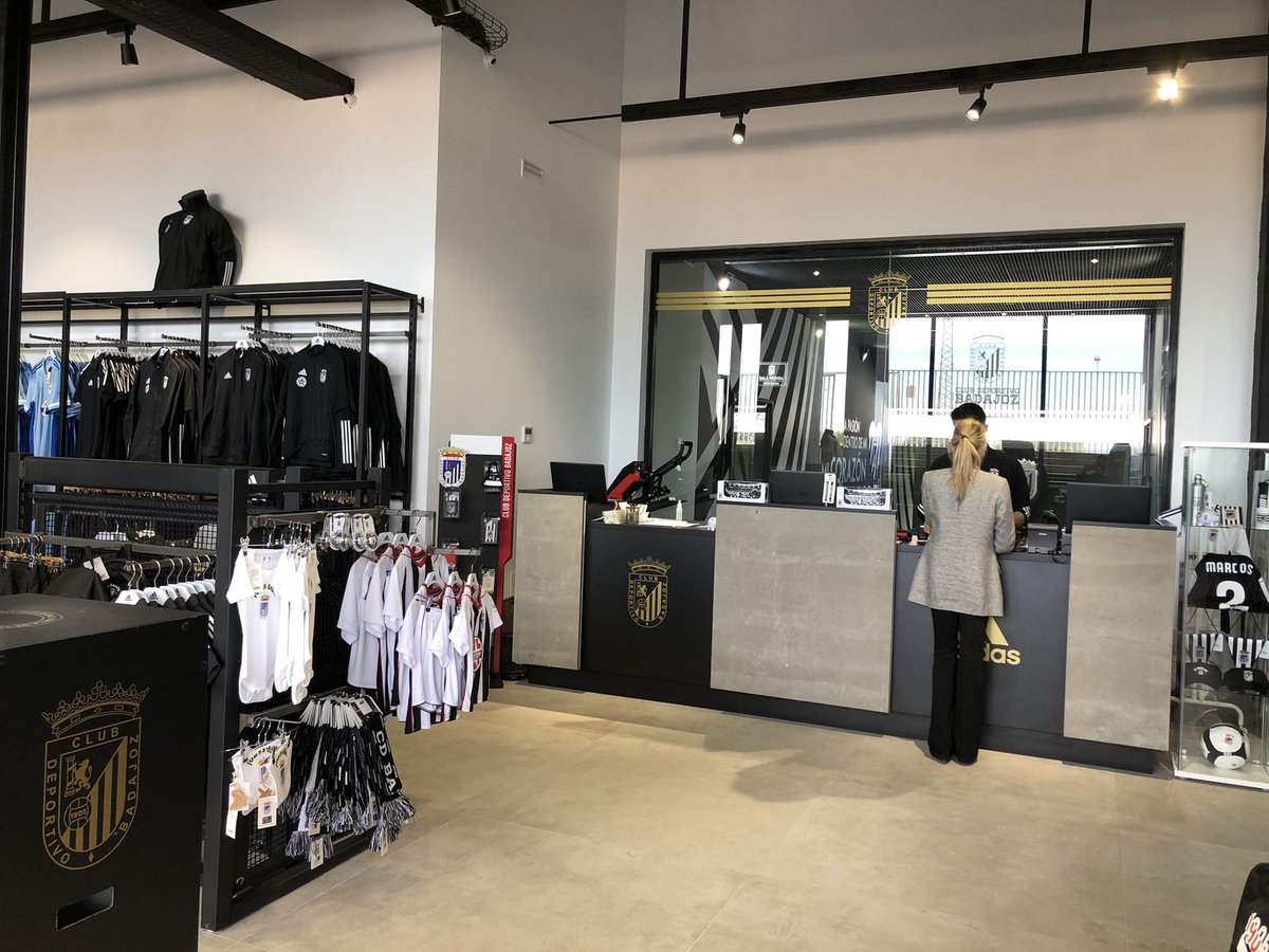 CDBadajoz's tweet photo. ¡Locura absoluta en la tienda oficial! 

Agotada la primera remesa de la “camiseta de campeones de liga”👏🏽👏🏽

A partir de mañana reposición de nuevas tallas. https://t.co/FZTVA8olUC