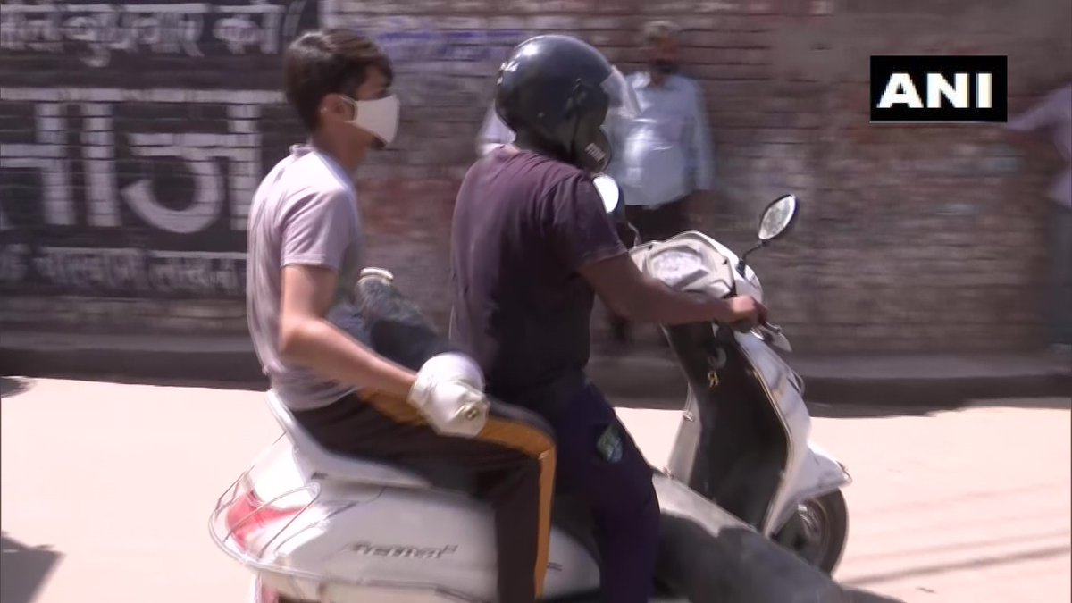 ANINewsUP's tweet photo. Lucknow: Relatives of COVID-infected patients queue up outside a medical oxygen centre, to purchase and refill oxygen cylinders https://t.co/DtJe1Odp27