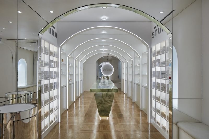 glassmagazine's tweet image. Hollywood favourite skin guru Dr Barbara Sturm opens London Boutique and Spa. Read more here: bit.ly/3tAjxd8 @DrBarbaraSturm #DrBarbaraSturm