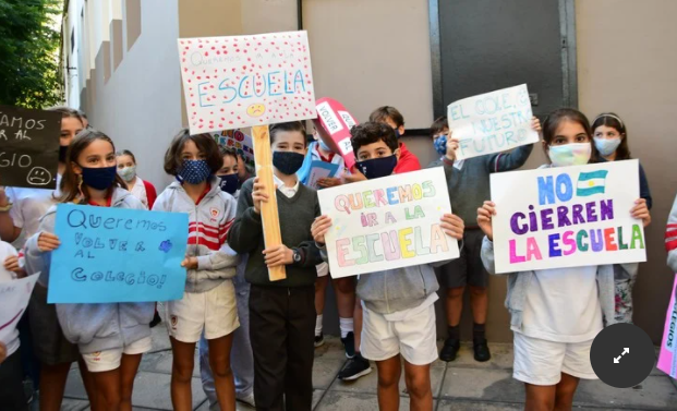gabicas80's tweet photo. @claudiosavoia Mirá cómo cumplen los protocolos los alumnos (Foto de la web de Clarín de HOY): https://t.co/oYniQStOgF