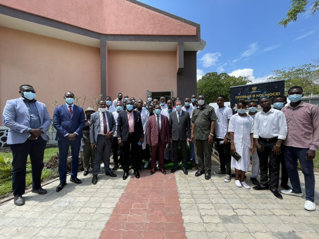 ambrus_drc's tweet photo. Université de Kinshasa a reçu des manifestations dédiées à la célébration du 60ième anniversaire du premier vol habité dans l'espace🚀

#Гагарин1961 #Gagarin1961 #Gagarine #firstinspace #vamos60 #RussieAfrique #RussieRDC #RussieRDCongo 

https://t.co/422J4ETP6y https://t.co/JeLIVMF7Ye