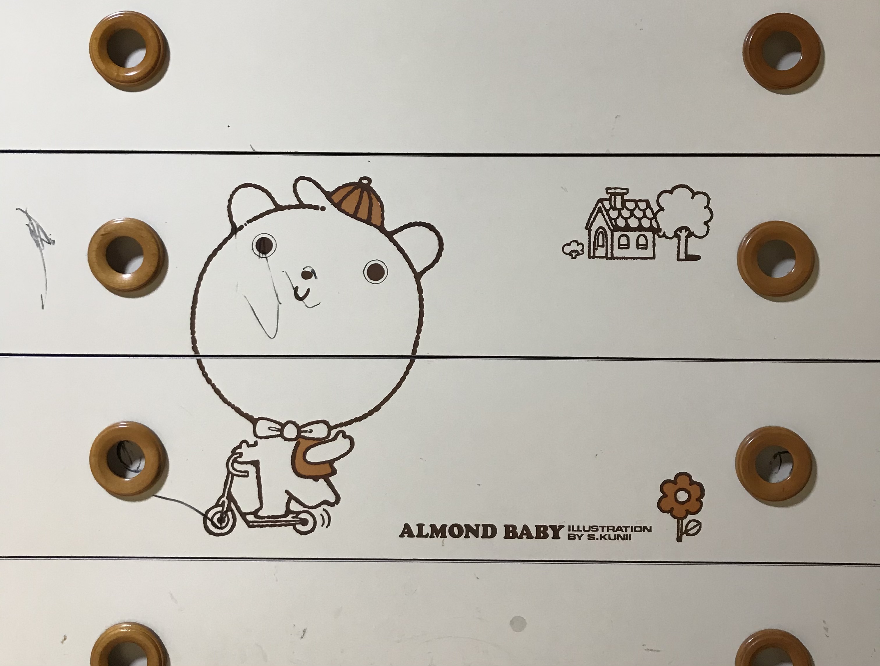 Hctom 子供の頃に使っていたタンス 右下にalmond Babyやs Kuniiと書いてあるのでこのヒントで探せないかとググってみたけど見つからず こういう有名ではないかもしれないけど 人の心に残ってる イラストレーターとかの功績をせめて名前だけでも残せない