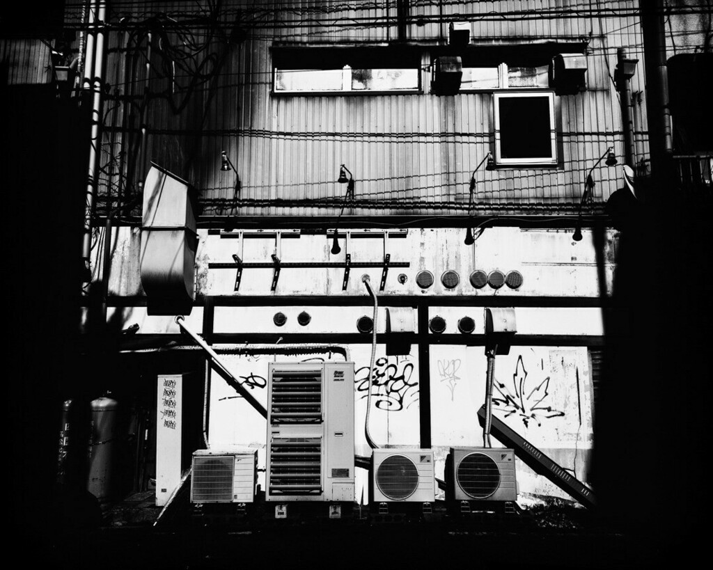 maopapa777's tweet photo. 日光壁。 #directsunlight #壁 #室外機 #直射日光 #落書き #ig_japan #monochrome #blackandwhite #シロクロ #xiaomi #note10lite #写真好きな人と繋がりたい #写真撮ってる人と繋がりたい https://t.co/HquOC9i5iD https://t.co/rmYsP7Qaew