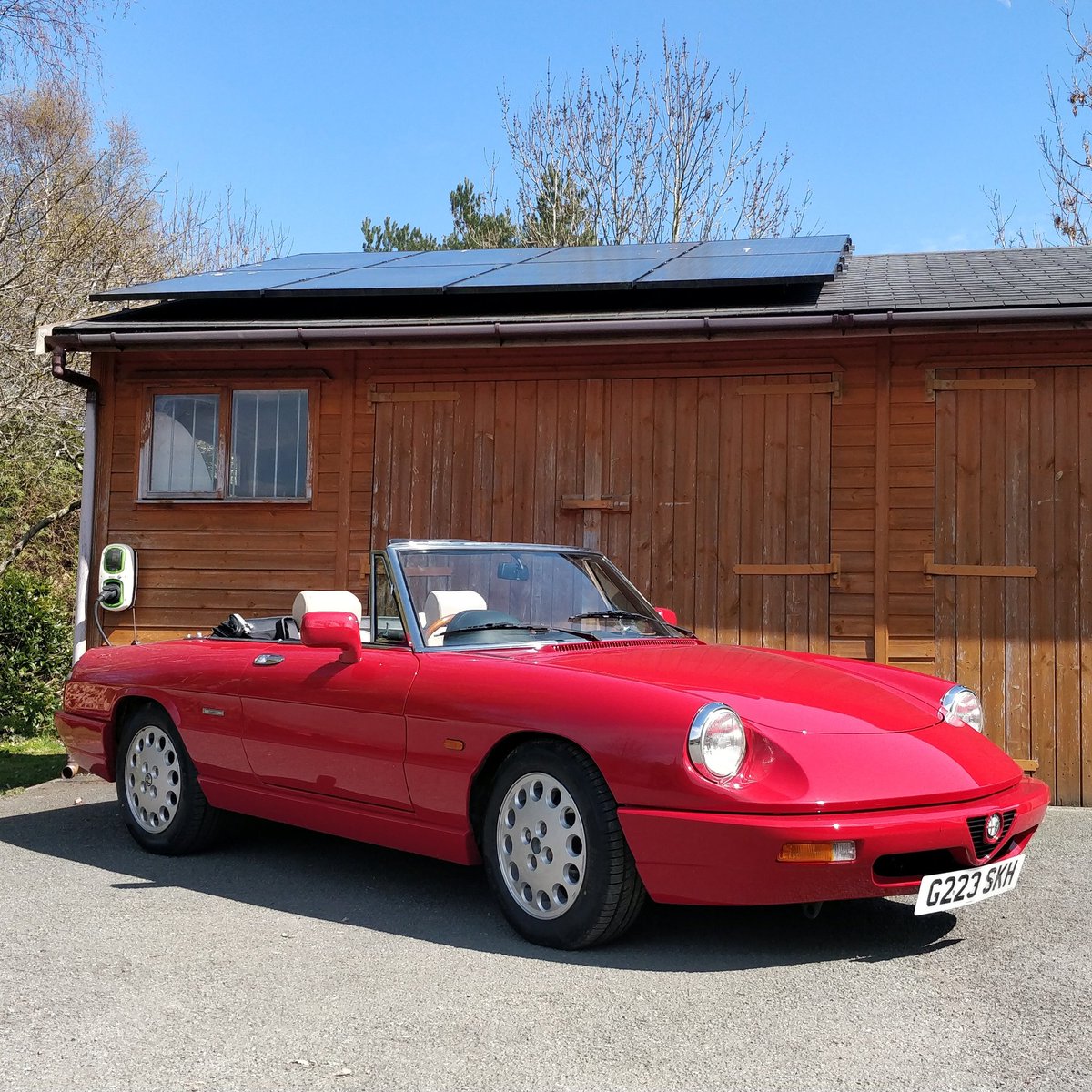 Another electric classic filling up on sunshine. 🌞⚡👍 #solarcharging #alfaromeospider #electricclassiccar