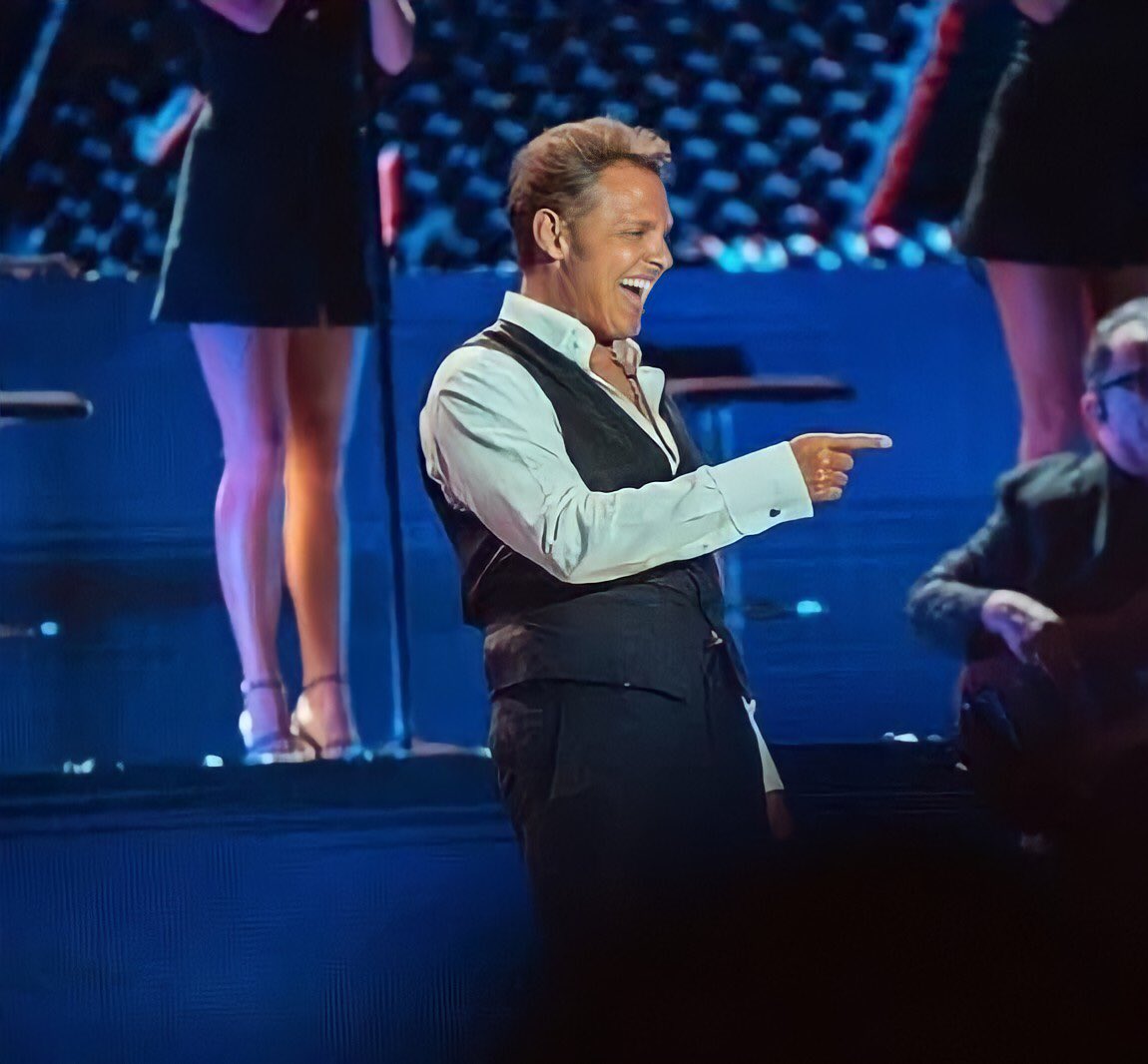 Hoy es día de escuchar Luis Miguel?!      Happy Birthday LM  