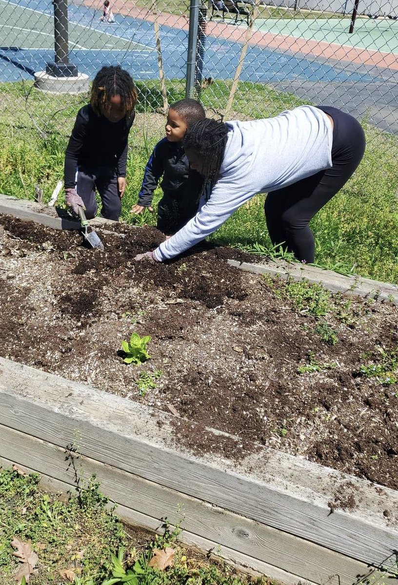 ON SUNDAYS WE GIVE BACK🔥EVERYTHING WAS FREE for the community! 
Thank you to @naeboog &amp; @AsiaMajea (founder &amp; cofounder)for continuing to help the community in Raising mental health awareness
Thank you <a href="/LOVECommunity_/">L.O.V.E</a>  <a href="/amazon/">Amazon</a> <a href="/kyanitekitchen/">Free Community Pantry DC</a> &amp; <a href="/plantbasedvibes/">keep growing 🌱</a>