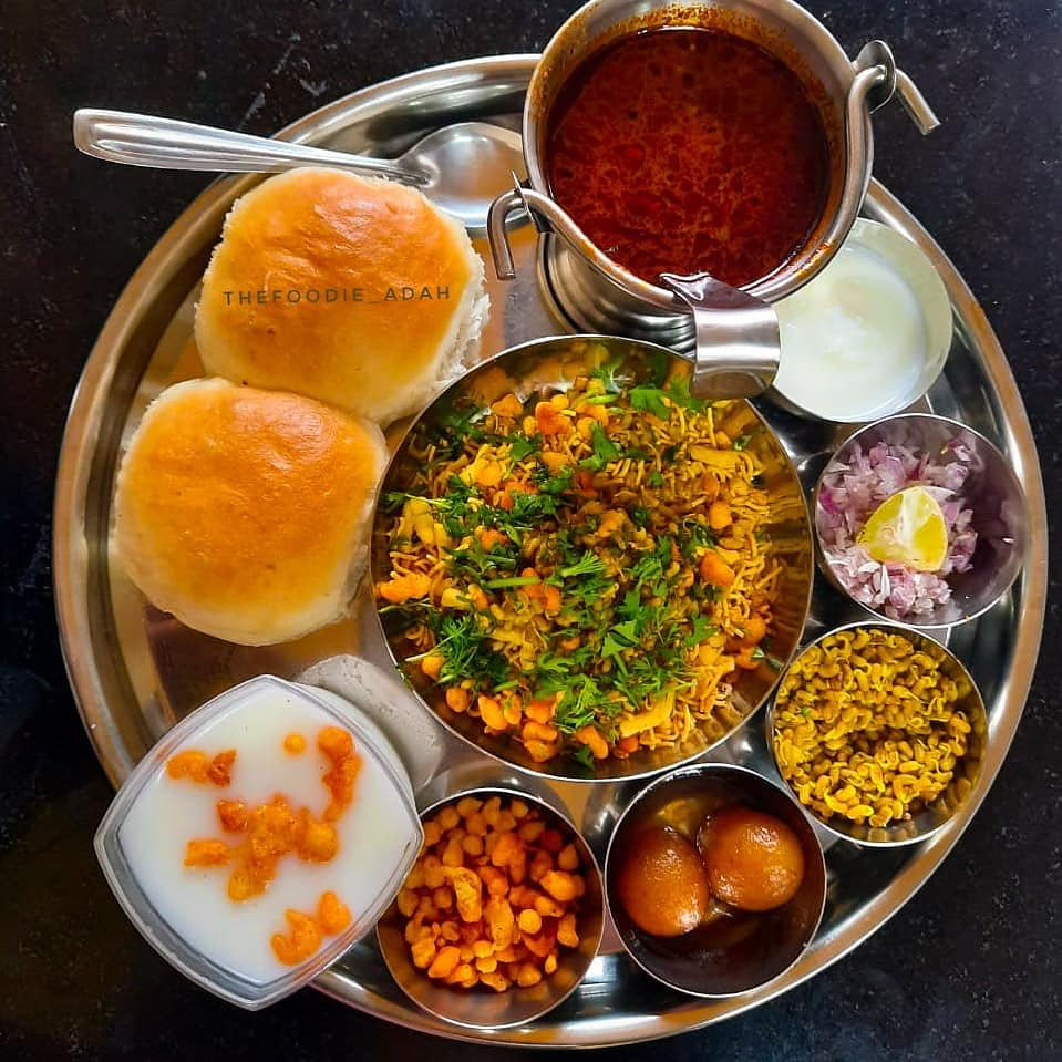 maha_tourism's tweet photo. Misal Pav is not just a dish, it is an experience and this one gets it perfectly right!  

Tag someone who is always excited to eat Misal Pav!

Credit : thefoodie_adah (Instagram) https://t.co/3o6HdRZDJq