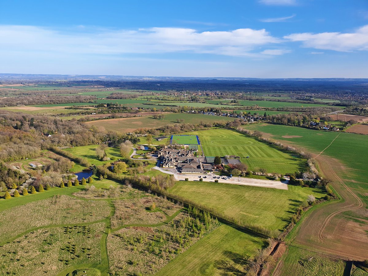 chandlings_sch's tweet photo. We can't wait to welcome all our children back to school. The grounds are looking beautiful, ready for everyone to enjoy. See you tomorrow! #welcomeback #summerterm #chandlingsprep #oxfordshire https://t.co/w8Ekl045GX
