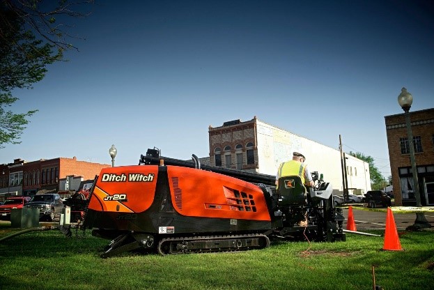 The Ditch Witch JT20 lets you do more so you can make more! With plenty of power packed into its compact size and new features like an easy-to-use carve mode, and time-saving LCD display. The JT20 helps you work faster so you can tackle more jobs! Visit:jescoditchwitch.us