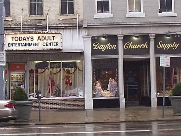 LinusGanman's tweet image. Går man till etablissemanget till höger kan man få fint i ottan sen. #spoonerism