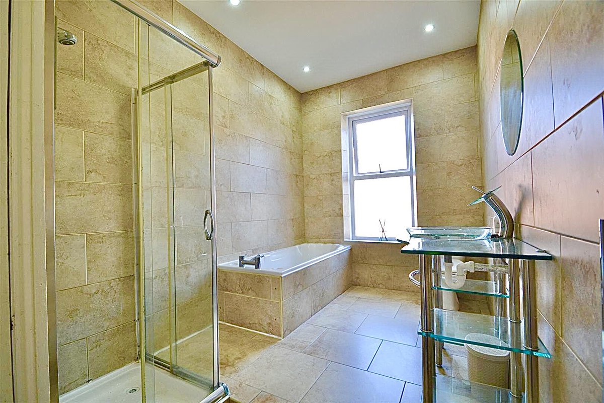 🏡 Beautiful, three bedroom, well presented, mid terrace house for sale 

⭐️ Private rear garden with western aspect 

💜 The generous size and superb layout 

🖱️ embleys.co.uk/for-sale/?90-h…

#propertyforsale #eststeagents #costalliving