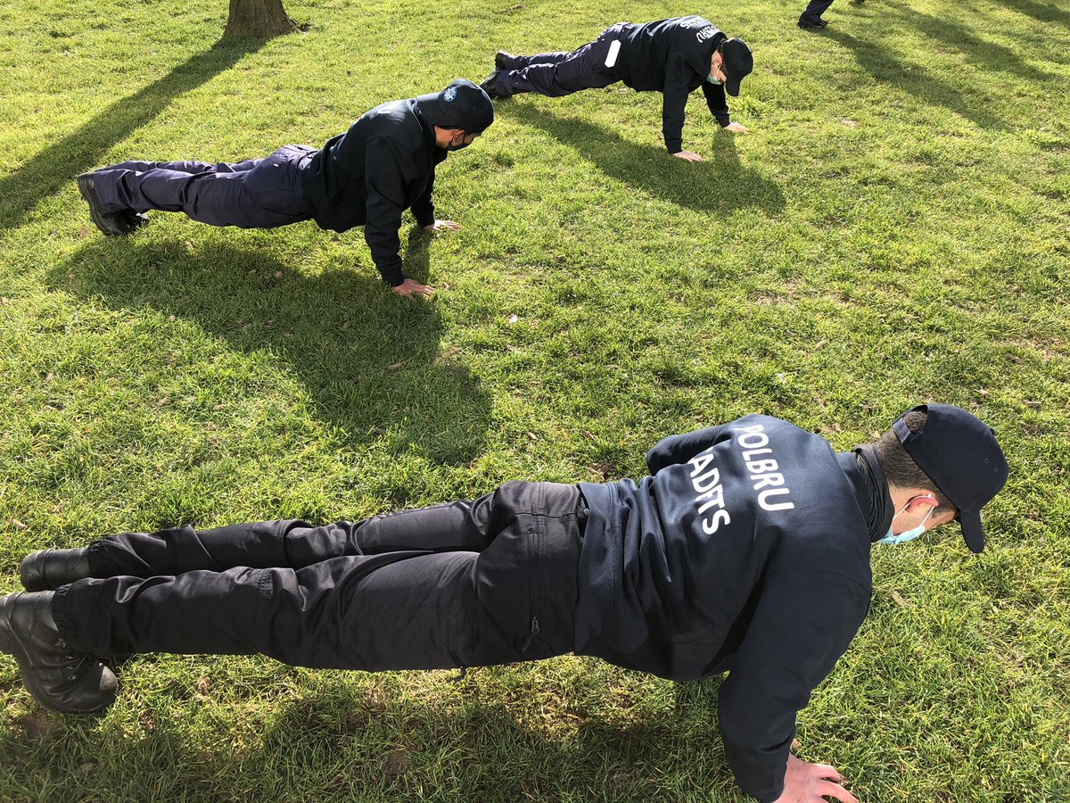 PolbruC's tweet image. Vorige week vonden 2 stagedagen plaats voor onze @PolbruC en dit met respect voor de sanitaire maatregelen #covidproof.Bovenop de ☀️ konden we ook rekenen op gemotiveerde kadetten en het professionalisme van 👮🏻&amp;amp;🦮. Alle buitenactiviteiten waren een succes. #ontdekking #gettoknow