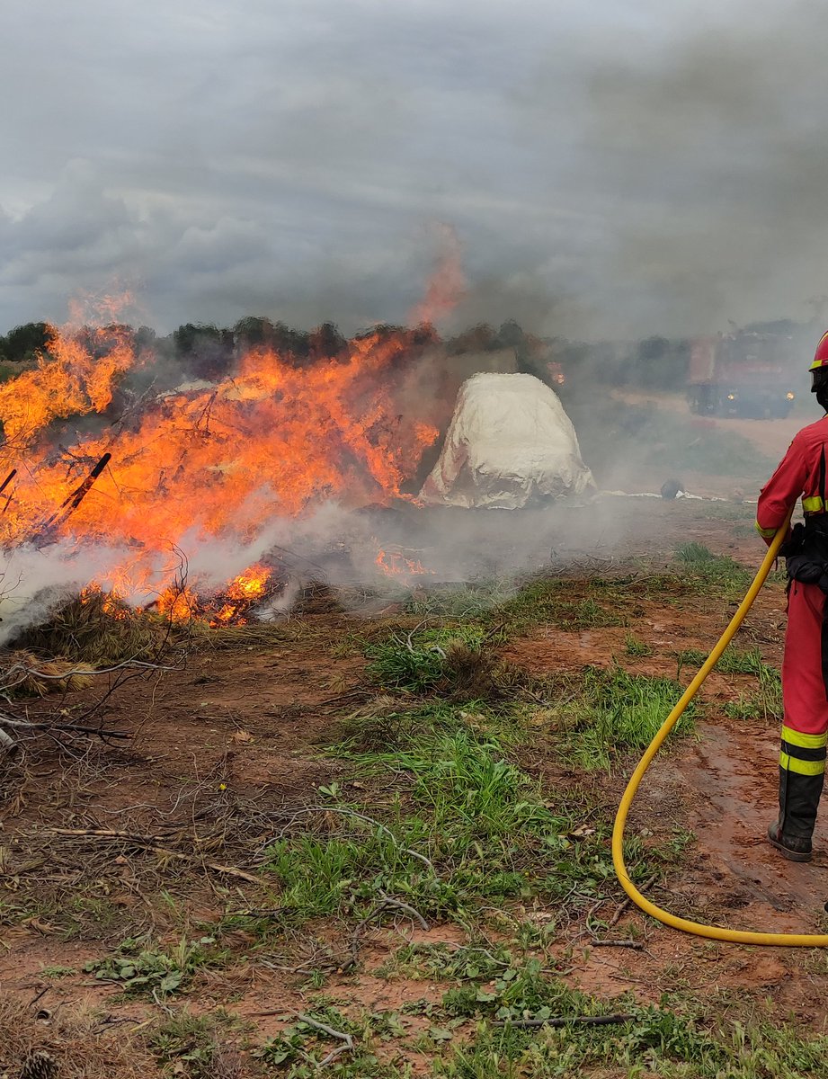 wildfiresec's tweet photo. Desde WILDFIRE SECURITY SL, queremos agradecer al Batallón de la Unidad Militar de Emergencias @UMEgob de Bétera por dejarnos realizar una demostración del sistema #SAVAIF y comprobar una vez más, la efectividad contra atrapamientos en #IncendiosForestales. #IIFF https://t.co/CotE3AeJ1X