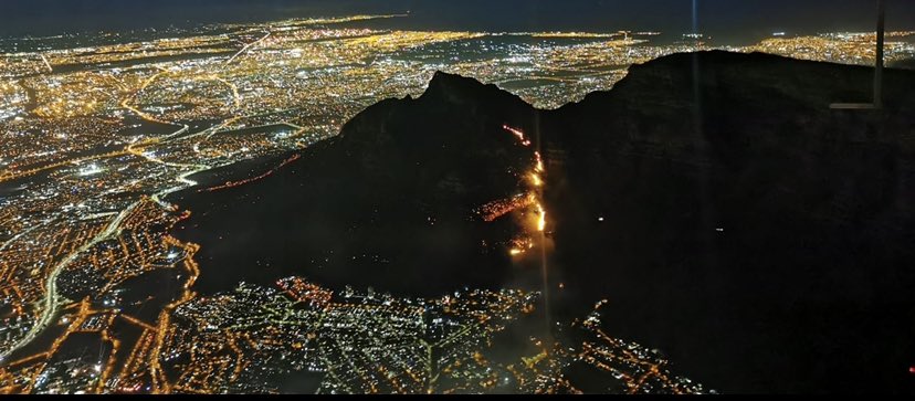 🇿🇦🔥 NATIONAL: Big vegetation fire continues to rage in Cape Town on Monday evening #CapeFire #CapeTownFires | 📸 Supplied