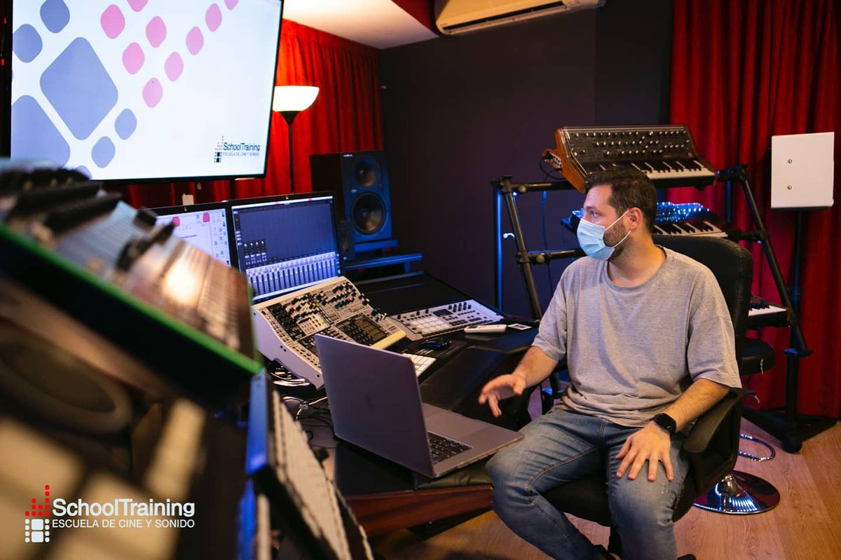 🔴Nuestro alumnado del Máster de Producción Musical🎶 comienzan hoy el taller de Síntesis 🎹 dónde se adentrarán en el mundo de la síntesis y explorarán las diferentes opciones que ofrecen los principales sintetizadores del mercado🔝 hasta la síntesis modular más compleja💪🏽⚫