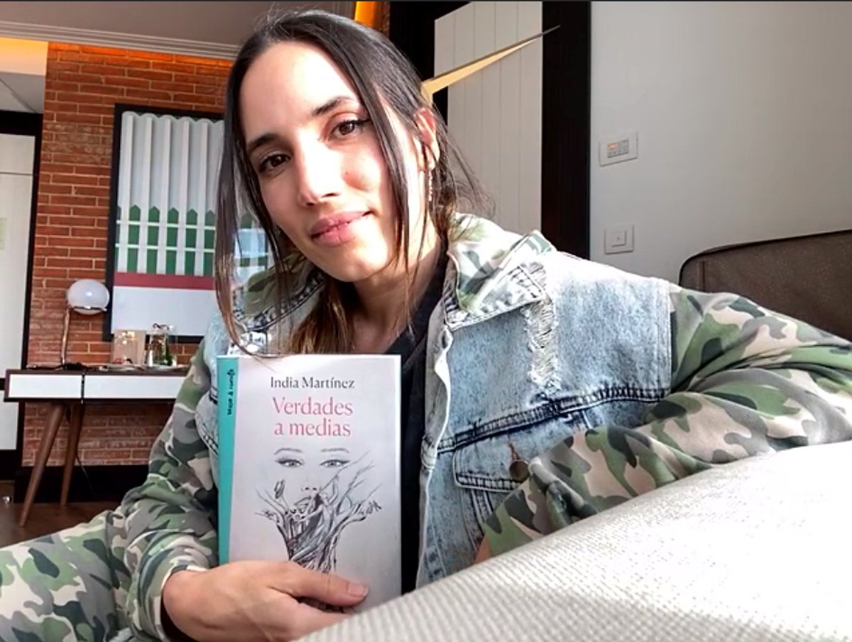 MetropoliRadio4's tweet photo. 🗣️'Todo lo que hago dentro de la música o en una poesía necesito que esté basado en una verdad'

👉 @IndiaMartinez ens va presentar #NoMeBasta ft @dvicio_andres i #VerdadesAMedias 📚 #versoycuento
 
🔊 #ENTREVISTA aquí 👇
📌 #PodCast ▶️ https://t.co/D9lkidXiZO 
🎙️ @XaviColladoBCN https://t.co/y6Sj6C3Zuo
