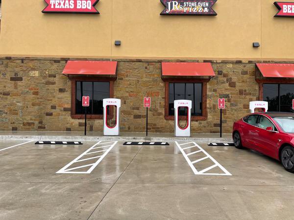 TheTeslaLife's tweet photo. #Tesla 's new #Supercharger in Grapevine, Texas with 12 V3 stalls was opened on April 7 and has an interesting feature ... #Cybertruck spaces! https://t.co/R9fcYvhdtf https://t.co/k6GuC6nxKt